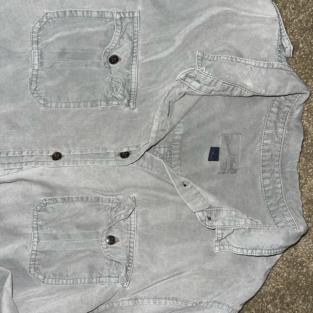 Universal Thread button down. - Picture 2 of 7